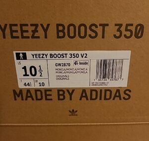 DEAD STOCK Adidas Yeezy Boost 350 V2 Sneakers